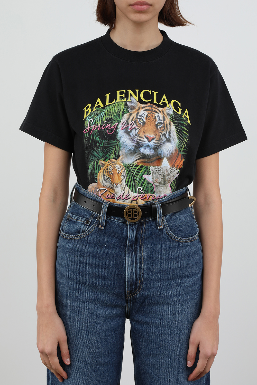 תמונת כל הלוק של חגורות לוגו דאבל בי עגול בשחור וזהב